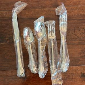 ** Discontinued ** Orneida Community Clarette cutlery set.